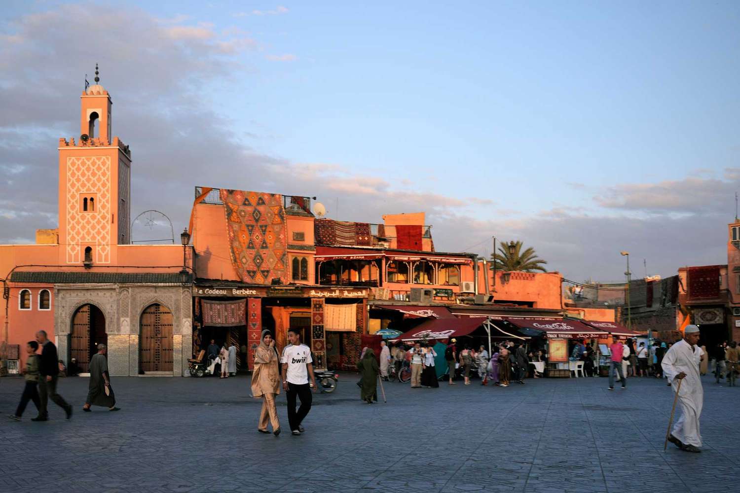 Les gens de la place Djemaa el-Fna à Marrakech pendant le coucher du soleil.