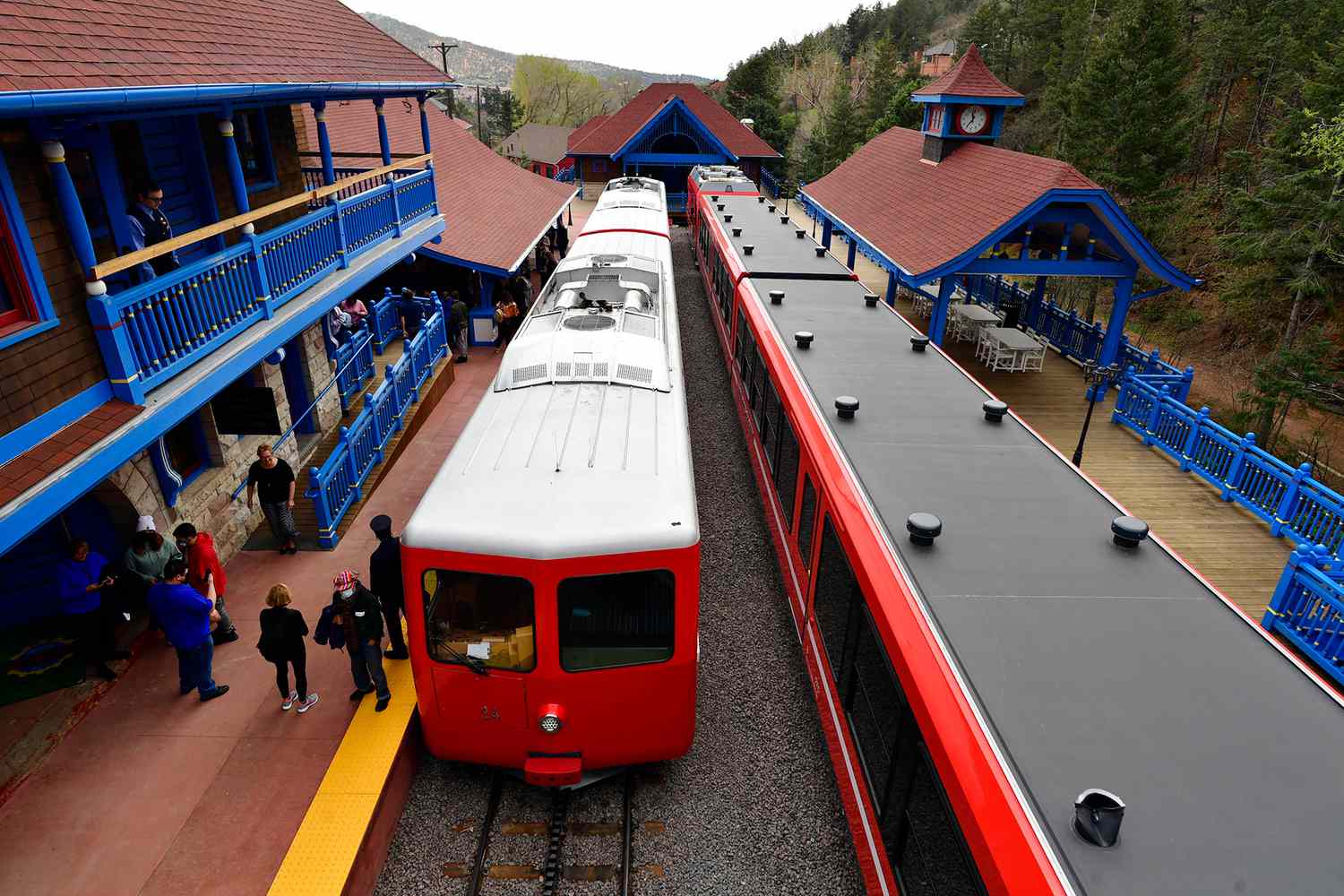 Le train Broadmoor Manitou et Pikes Peak Cog Railway se trouve dans la gare avant de se diriger vers Pikes Peak le 16 mai 2021 à Manitou Springs, Colorado.