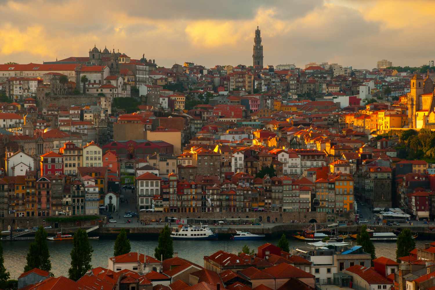 Lumières de la ville de Porto, Portugal avec des reflets dans le fleuve Douro