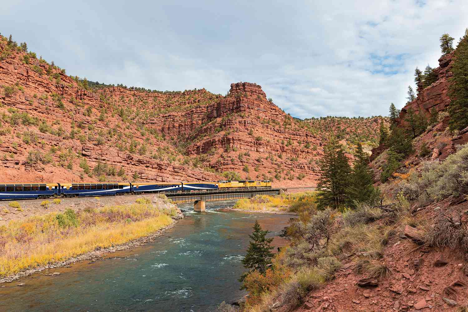 Le Rocky Mountaineer traversant les Rocheuses jusqu'au Red Rocks Red Canyon