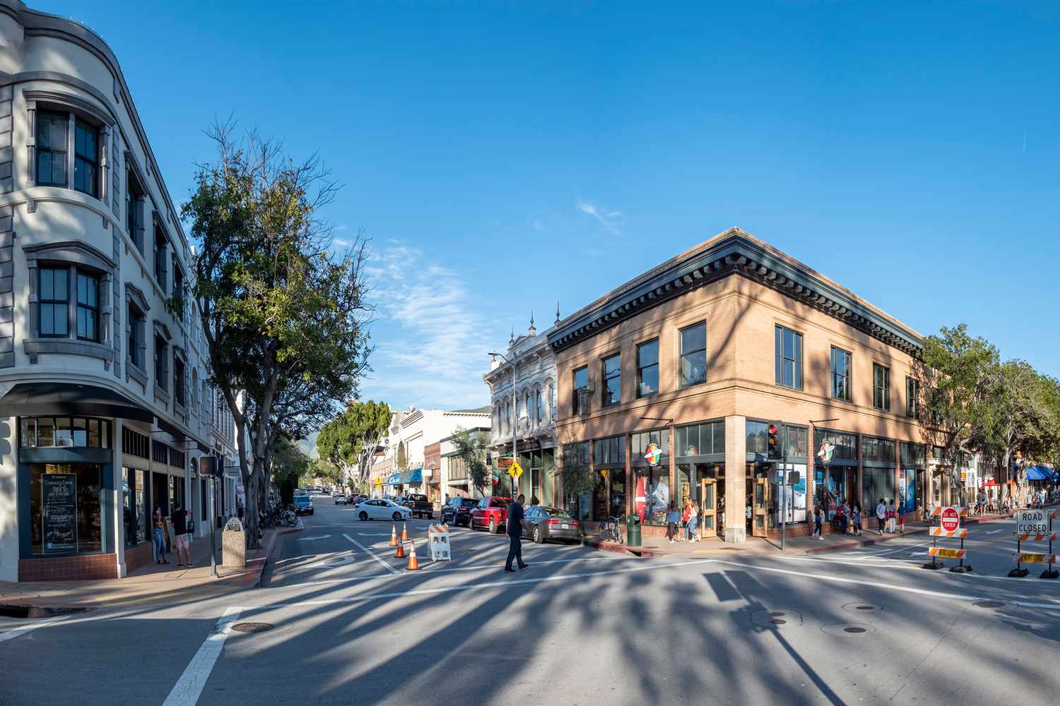 Les gens profitent d'une chaude journée de printemps dans la vieille ville de San Luis Obispo, dans la principale rue historique de Monterey.