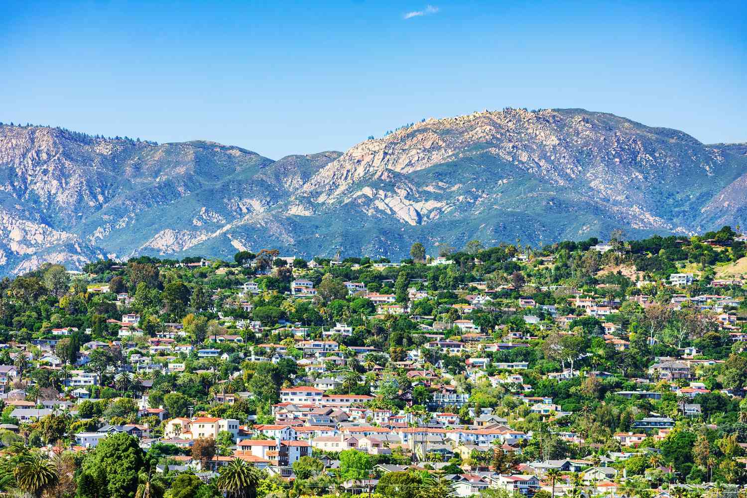 Vue panoramique d'un quartier résidentiel haut de gamme sur les pentes de la chaîne de montagnes de Santa Ynez à Santa Barbara, en Californie.