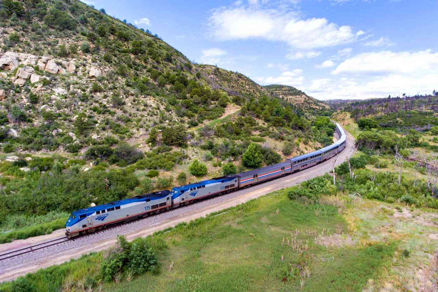 Southwest Chief Subliner Amtrak Train le long du haut désert rocheux du Colorado