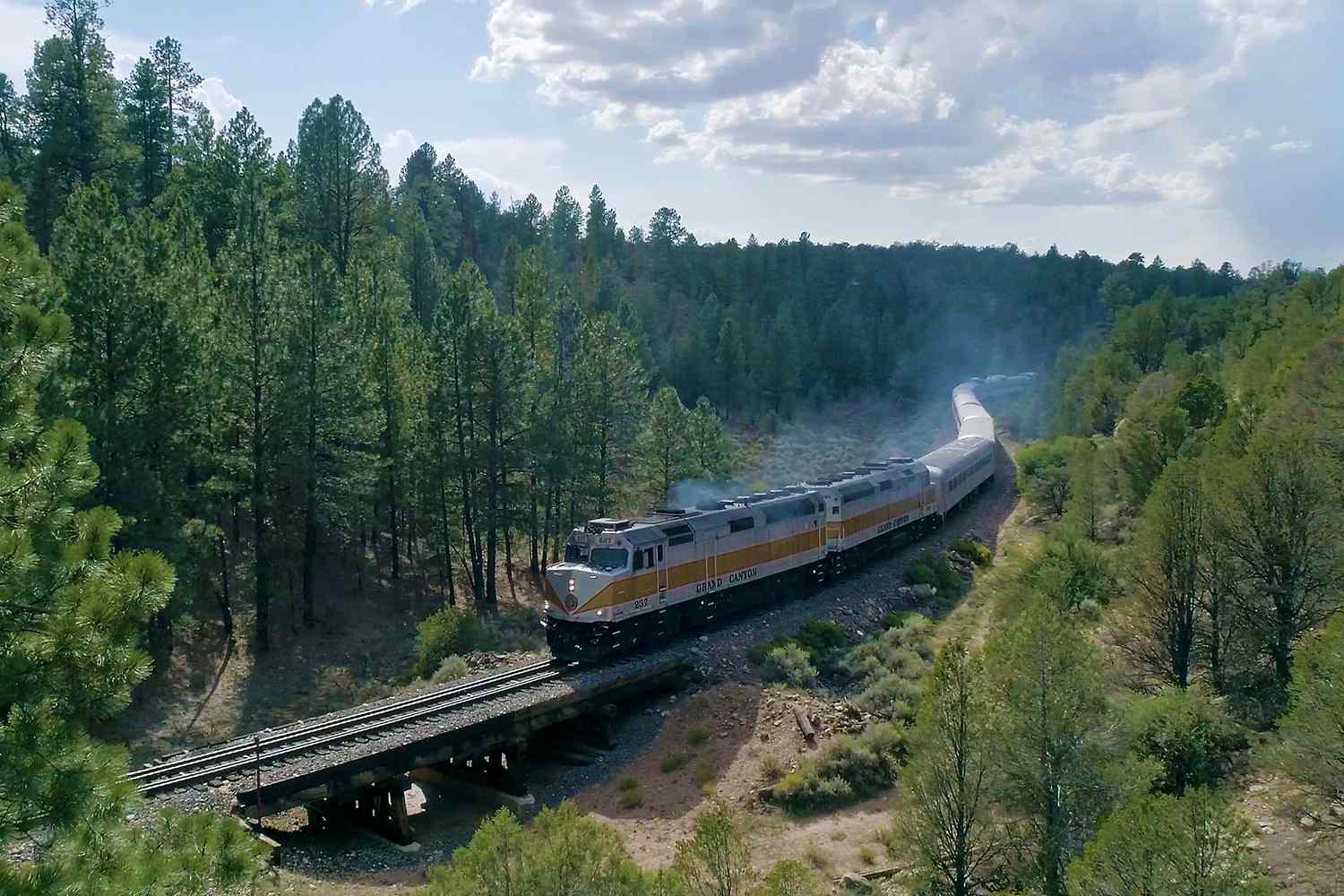 Le train traversant les montagnes par The Grand Canyon Railway & Hotel