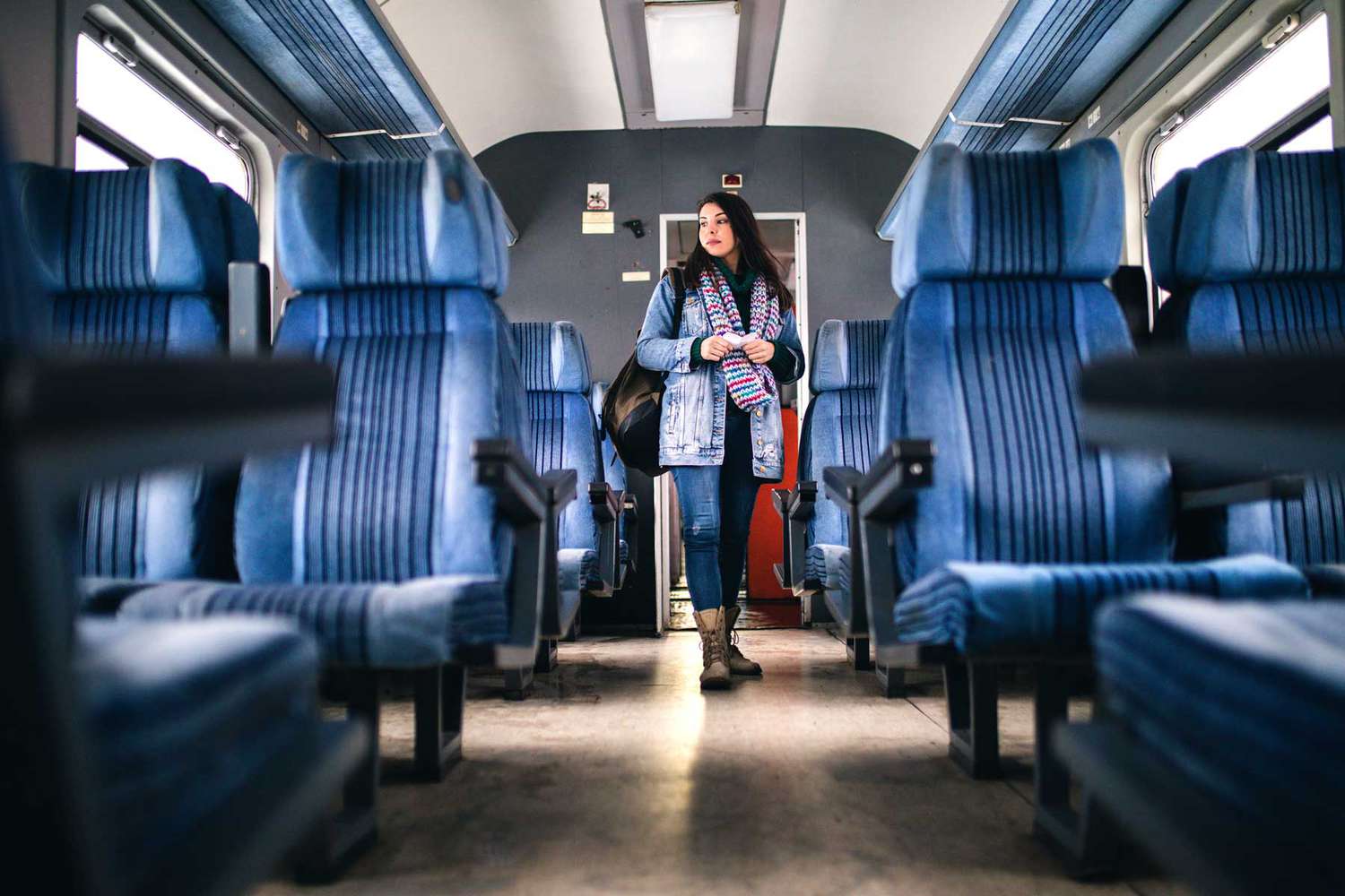 Femme avec un sac à dos marchant dans un wagon dans le train