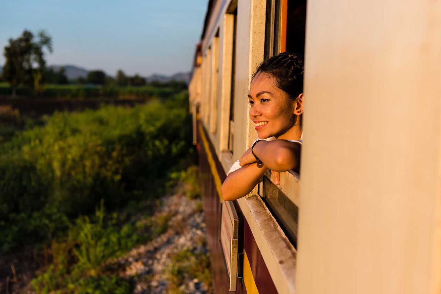 femme souriante, regarder travers, train, fenêtre