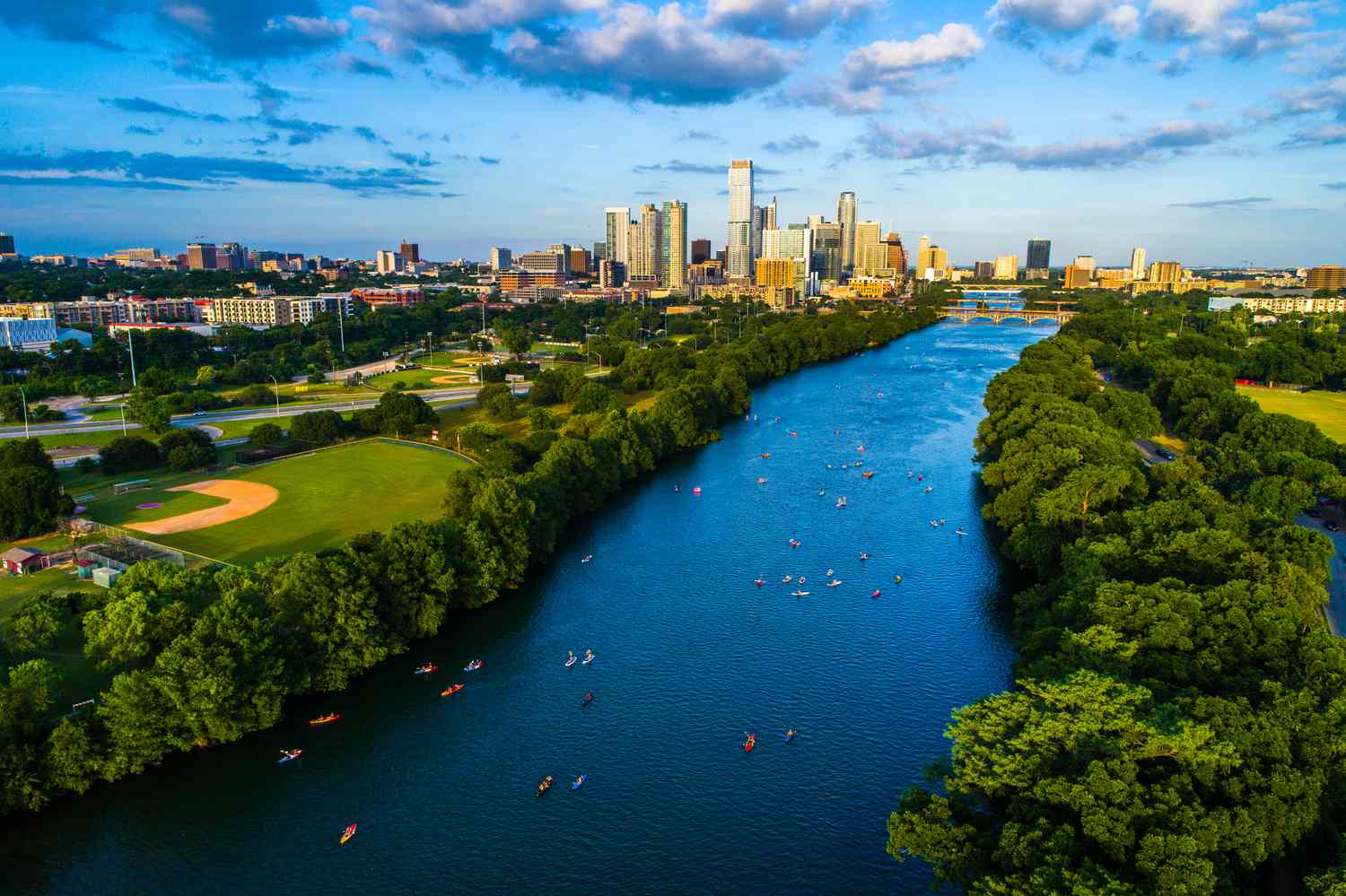 Photo de drone de kayakistes sur le lac Austin avec la ville en arrière-plan