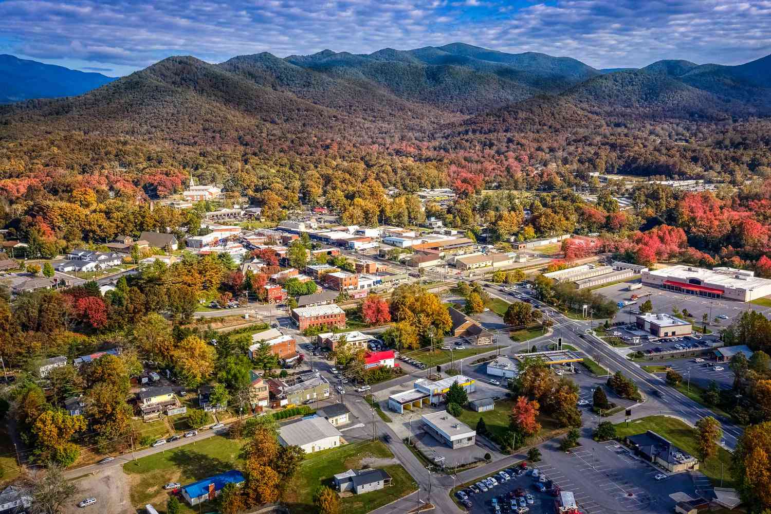 Vue aérienne du quartier pittoresque d'Asheville pendant l'automne avec des couleurs qui commencent à apparaître