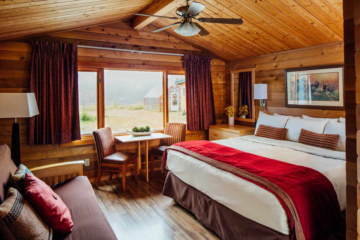 Chambre intérieure au Denali Backcountry Lodge montrant un lit et une chaise avec vue sur la fenêtre