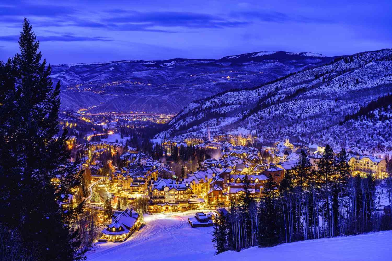 Beaver Creek Colorado Village at Night - Vue crépusculaire au crépuscule des lumières du village et de la ville la nuit en hiver depuis les pistes de ski.