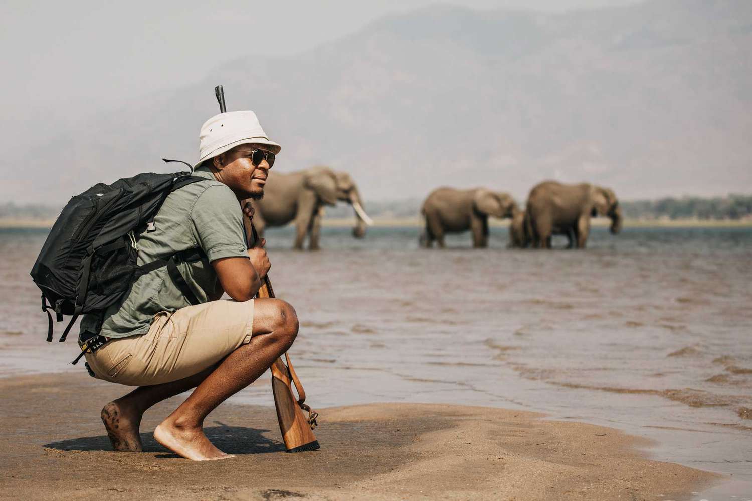 Beks Ndlovu, pionnier du safari, observe des éléphants au camp de Nyamatusi, au Zimbabwe