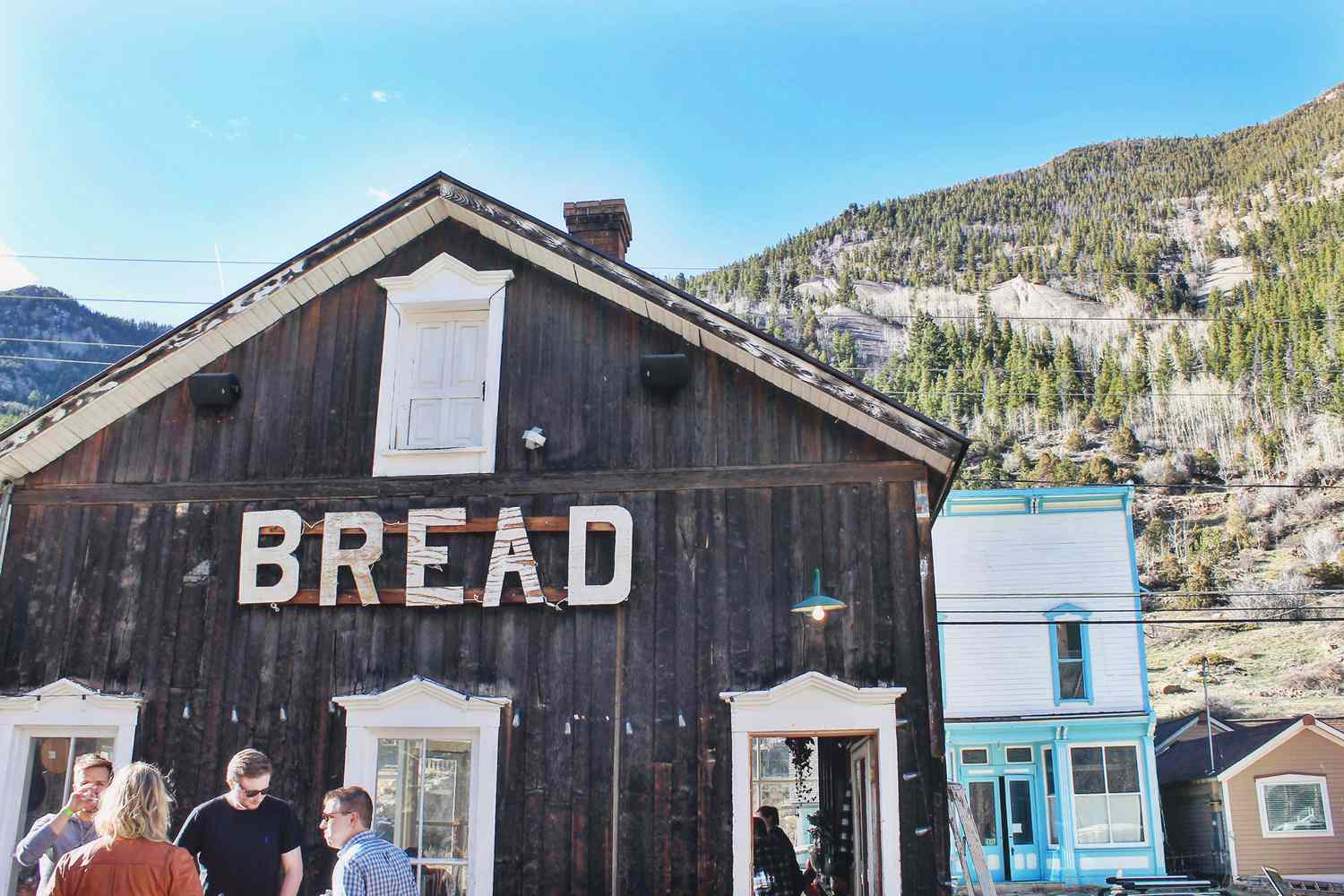 bar en bois, Bread Bar, avec vue sur la montagne