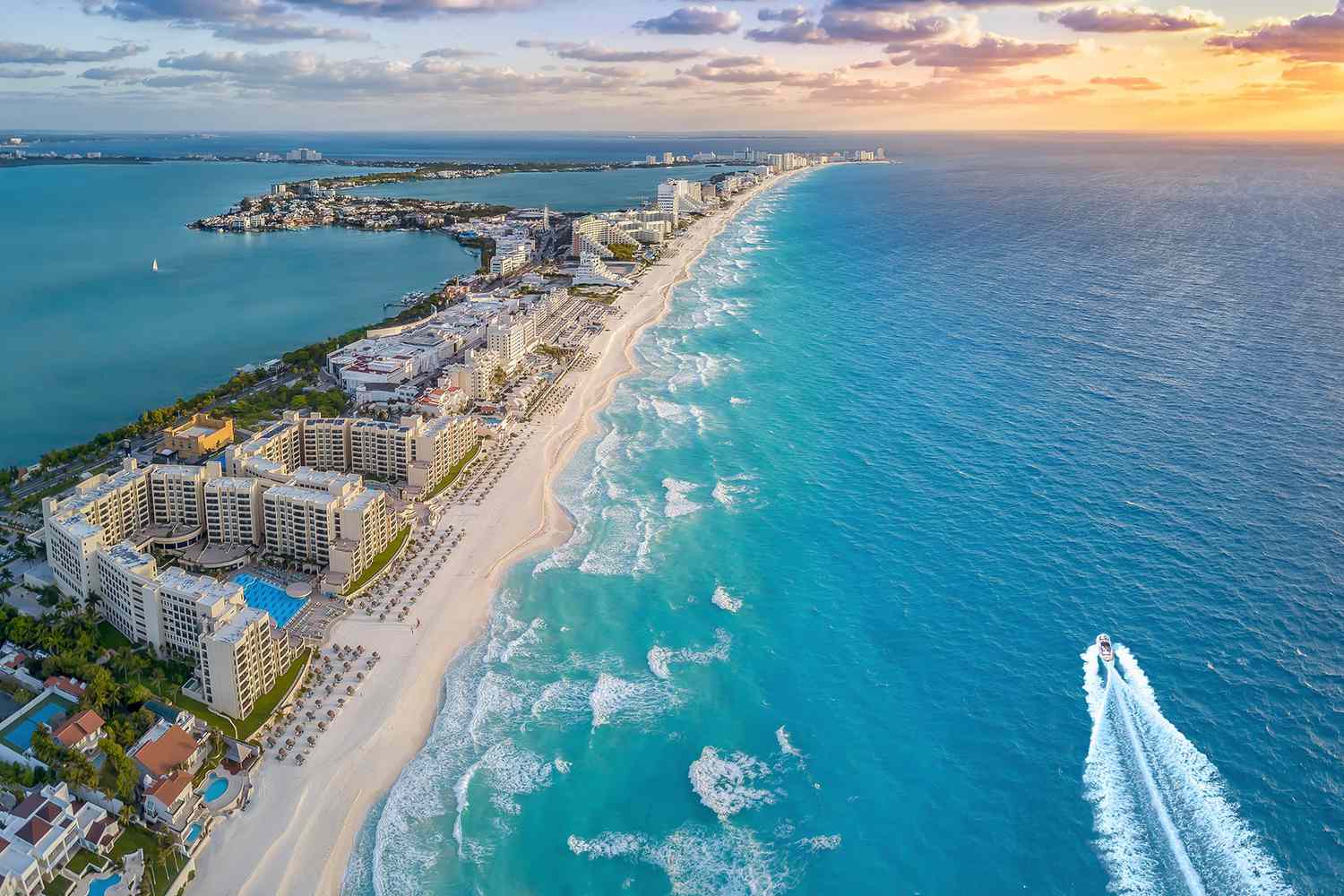 Vue aérienne de la plage de Cancun avec bateau