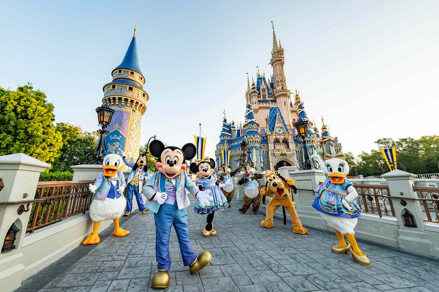 Les personnages célébrant le 50e anniversaire du Walt Disney World Resort devant le château de Cendrillon