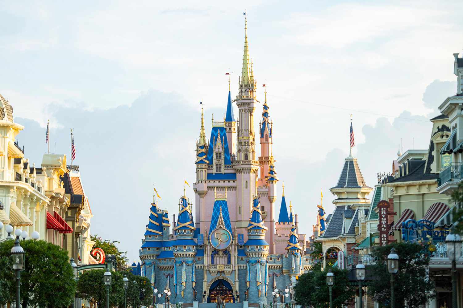 Une nouvelle crête honorant le 50e anniversaire de Walt Disney World Resort orne le château de Cendrillon au parc Magic Kingdom à Lake Buena Vista, en Floride.