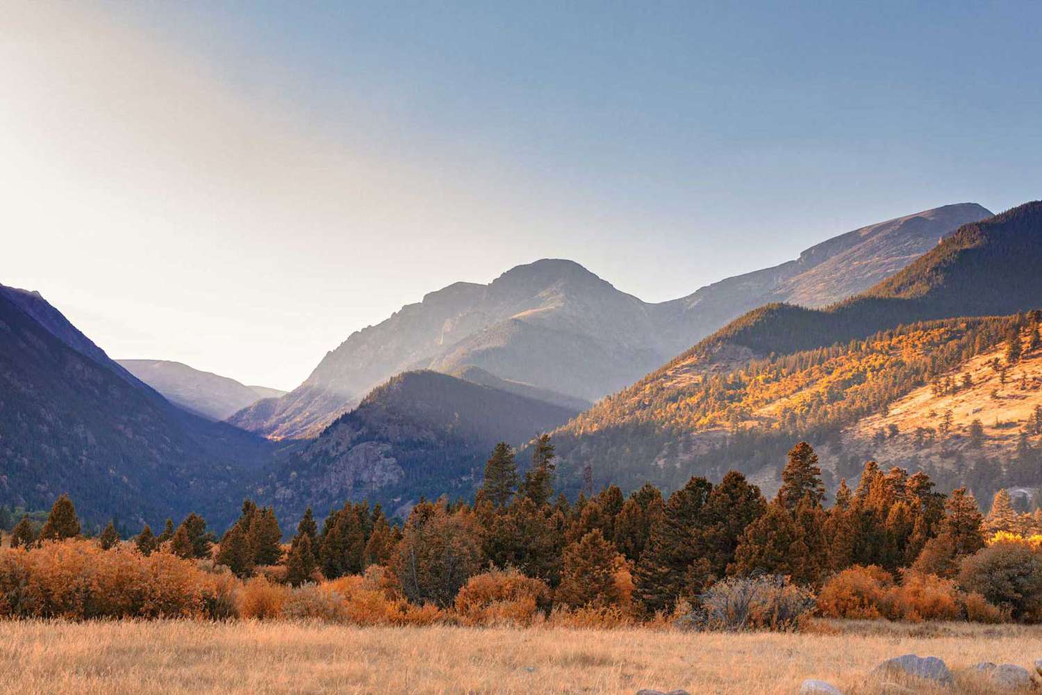 Vue panoramique sur les montagnes Rocheuses du Colorado avec une lueur chaleureuse