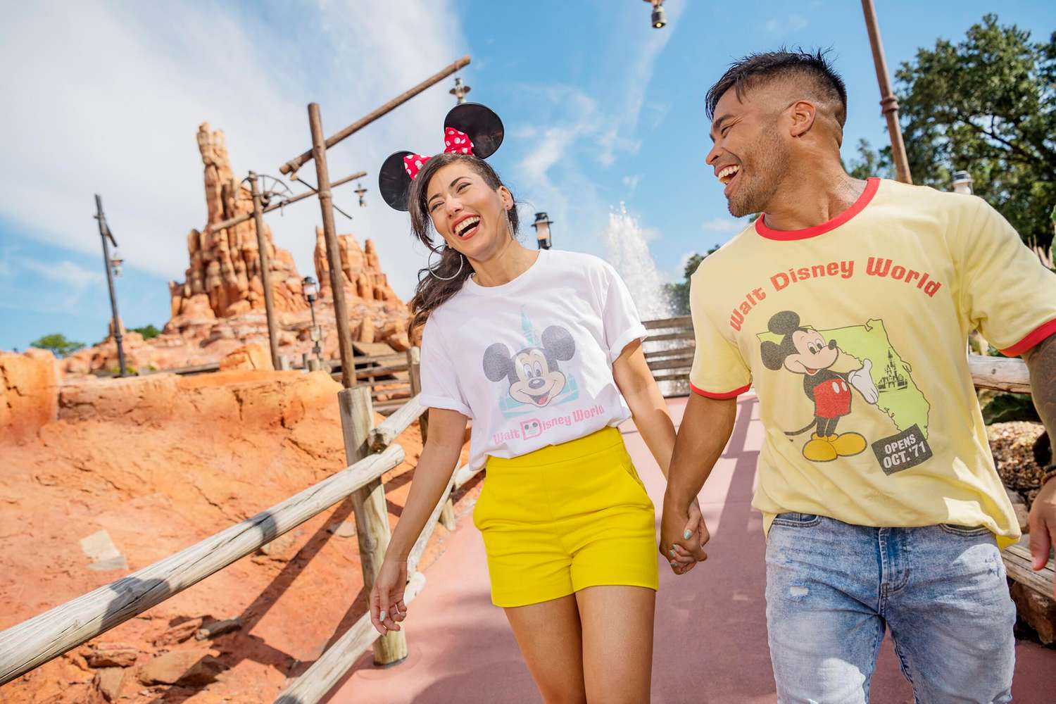 Un couple se tenant la main à Walt Disney World