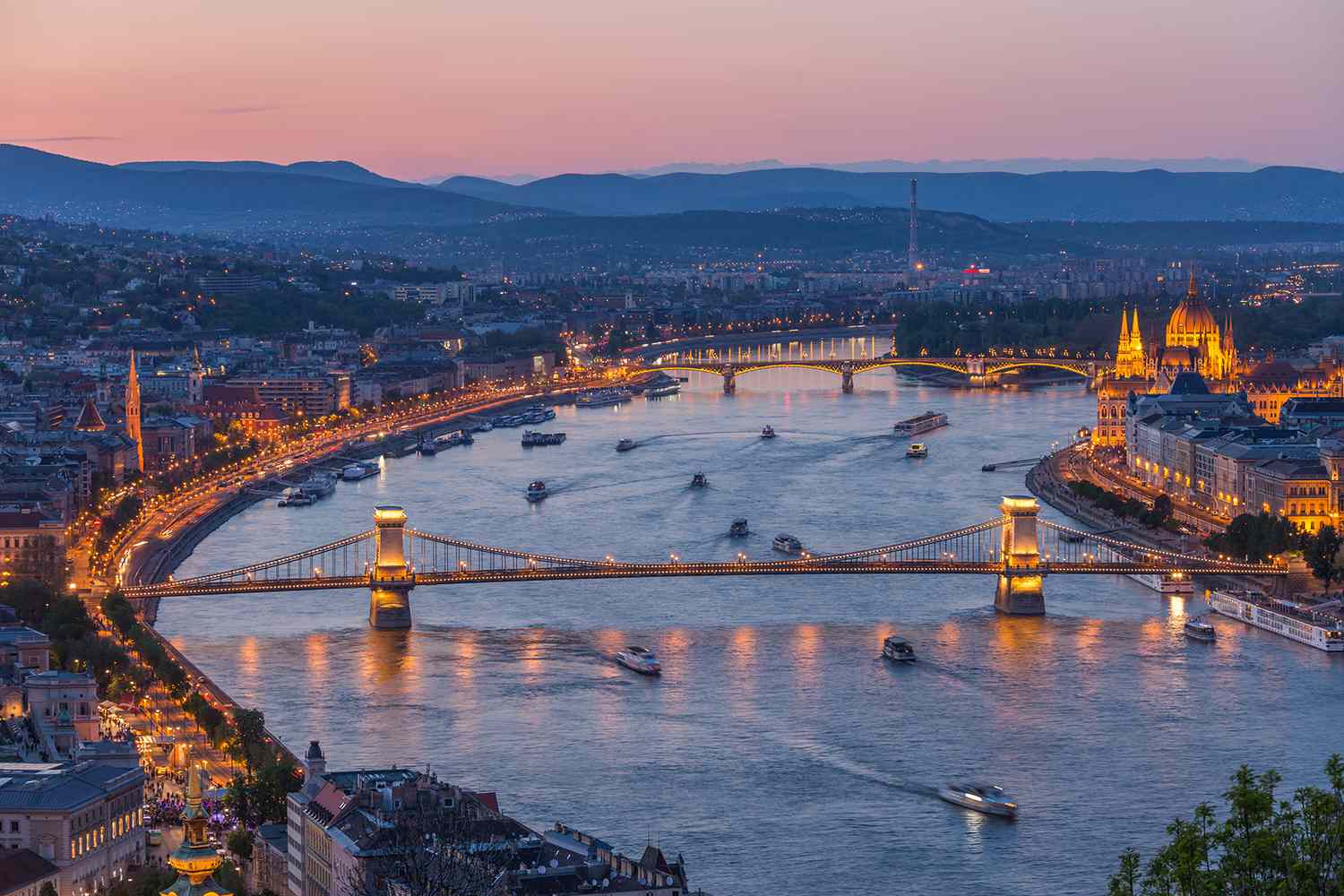 Vue grand angle sur le Danube à Budapest au crépuscule