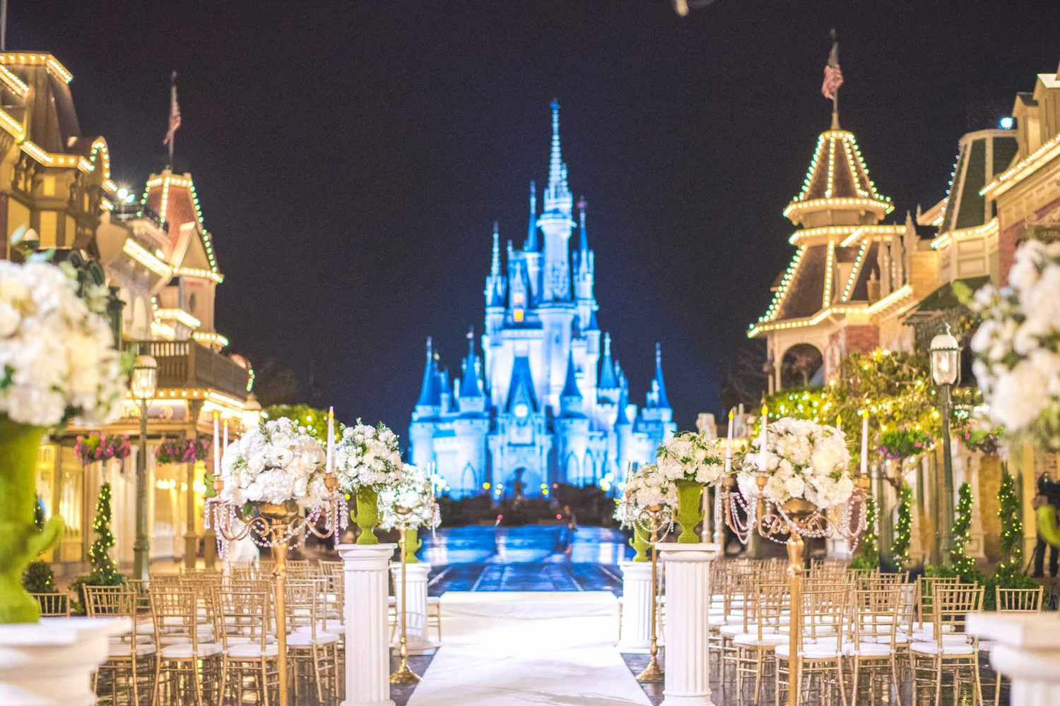 Cérémonie de mariage organisée devant le château de Cendrillon au Magic Kingdom Walt Disney World