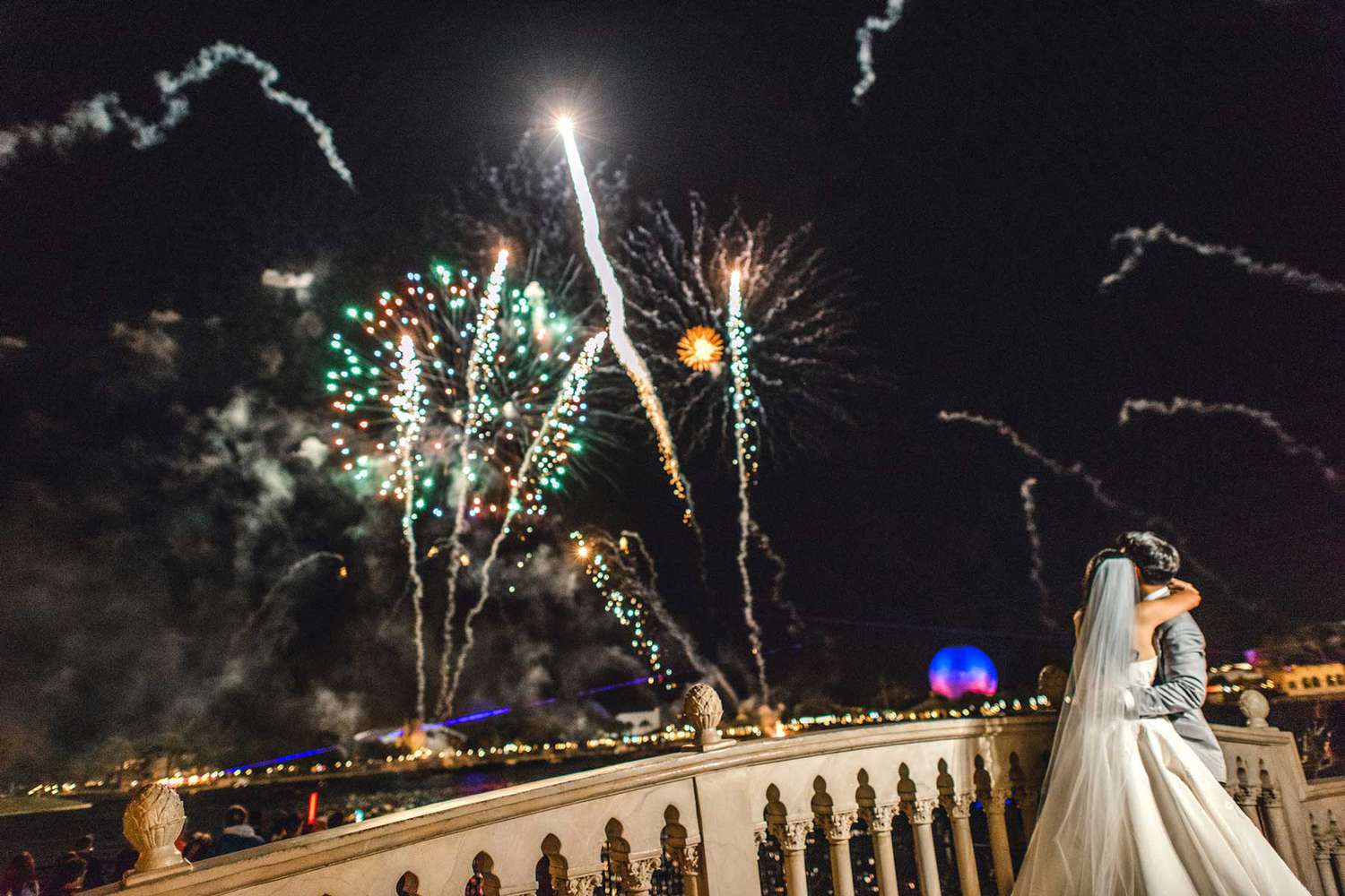 Couple hétérosexuel le jour de leur mariage à Disney World avec feux d'artifice