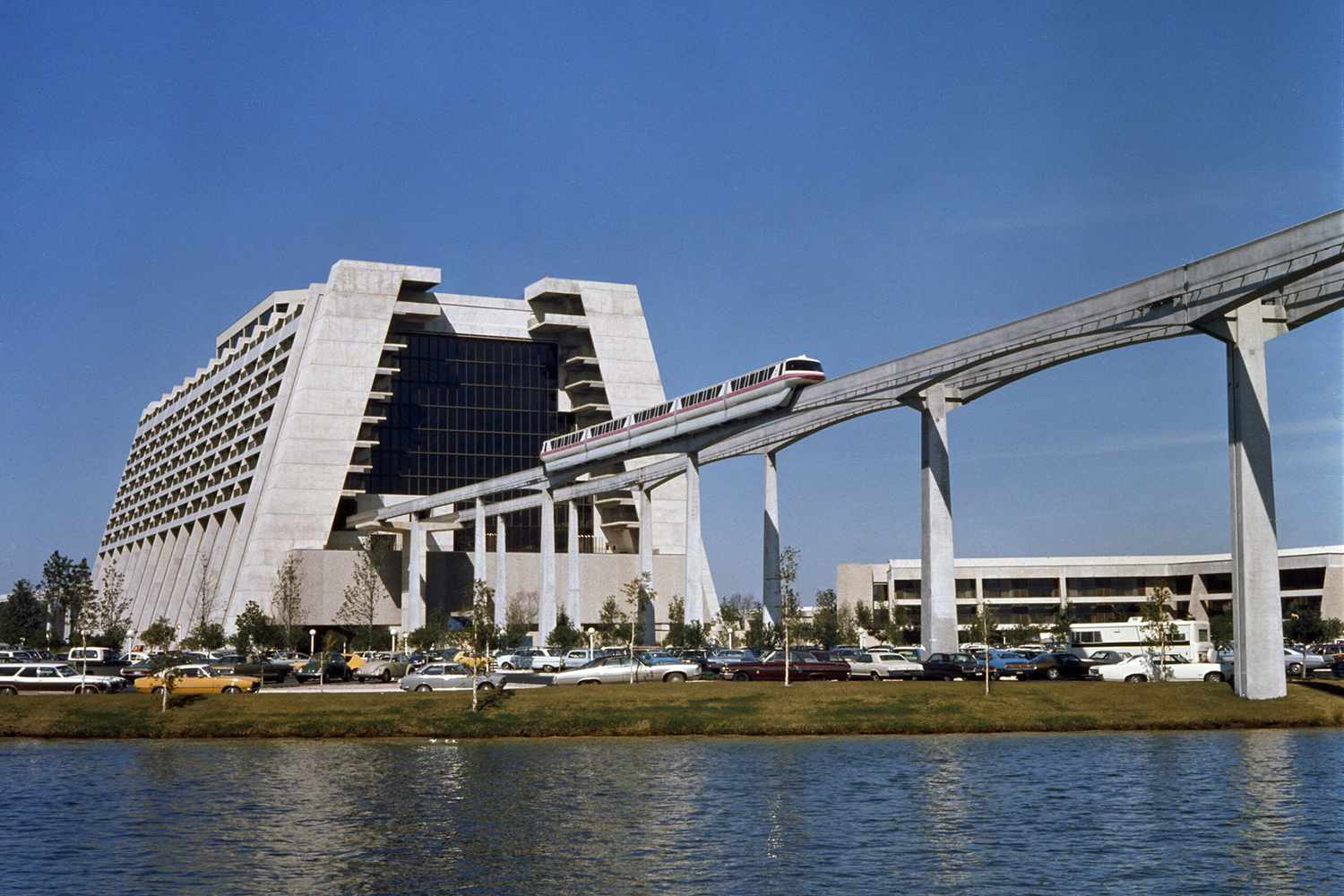 Disney's Contemporary Resort et le Walt Disney World Monorail en 1975 au Walt Disney World Resort à Lake Buena Vista, en Floride.