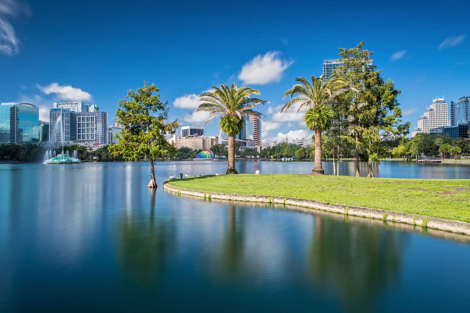 Centre-ville d'Orlando depuis le parc du lac Eola par une belle journée ensoleillée