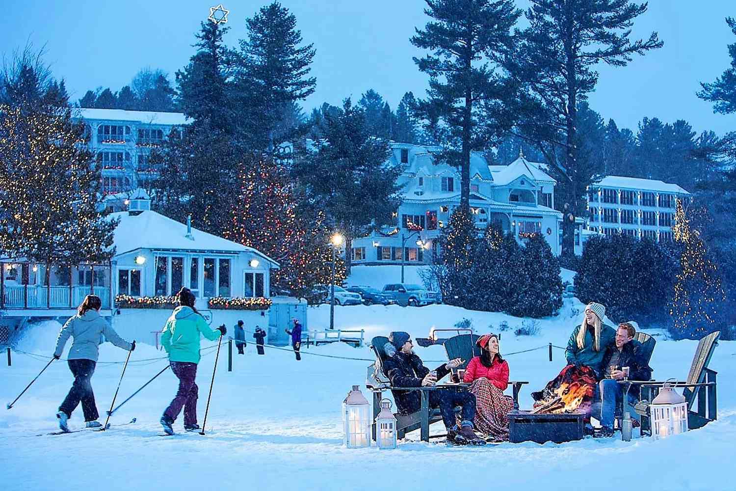 Les skieurs de fond et les gens autour d'un foyer au Mirror Lake Inn Resort and Spa