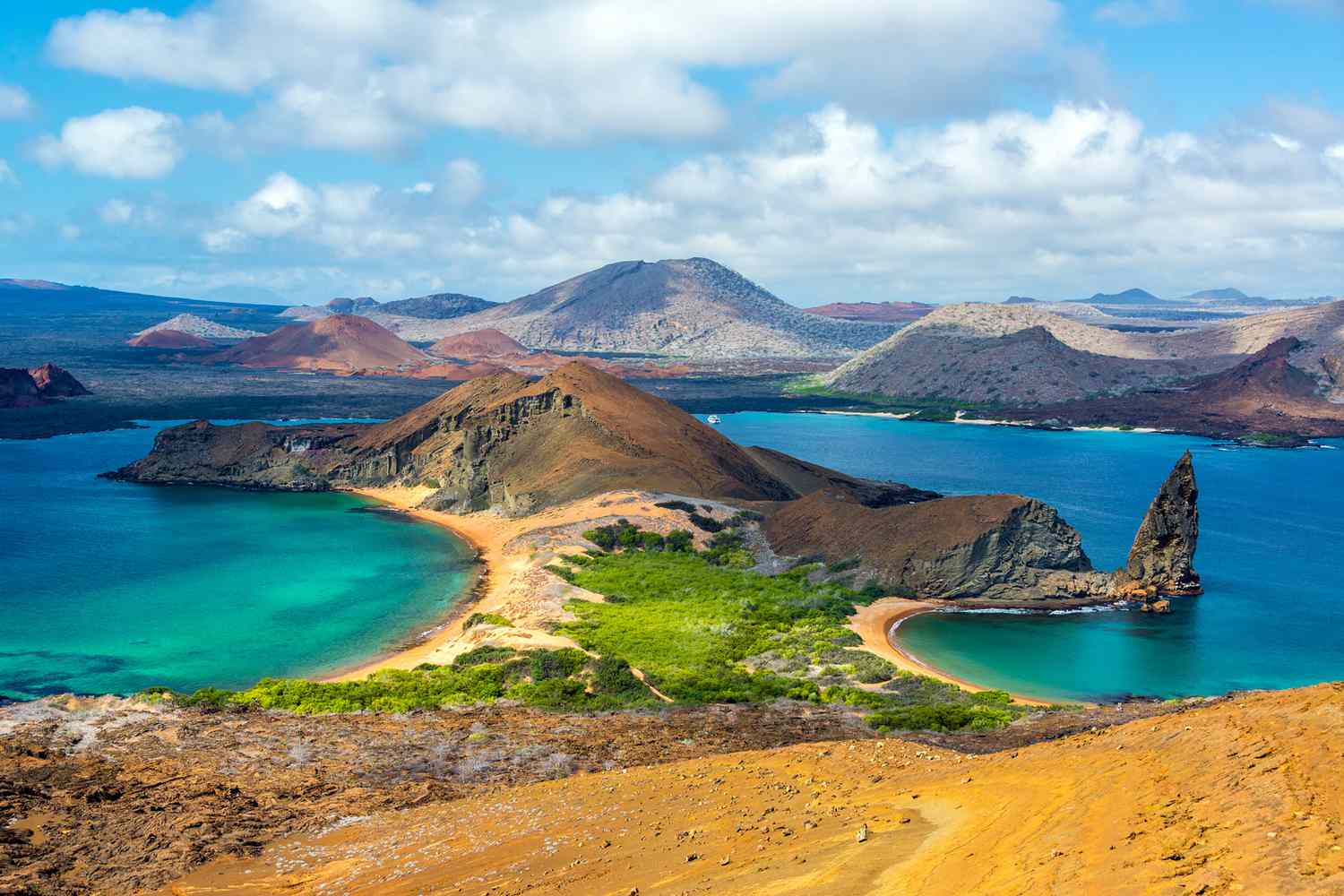 Vue de deux plages sur l'île de Bartolome dans les îles Galapagos en Equateur