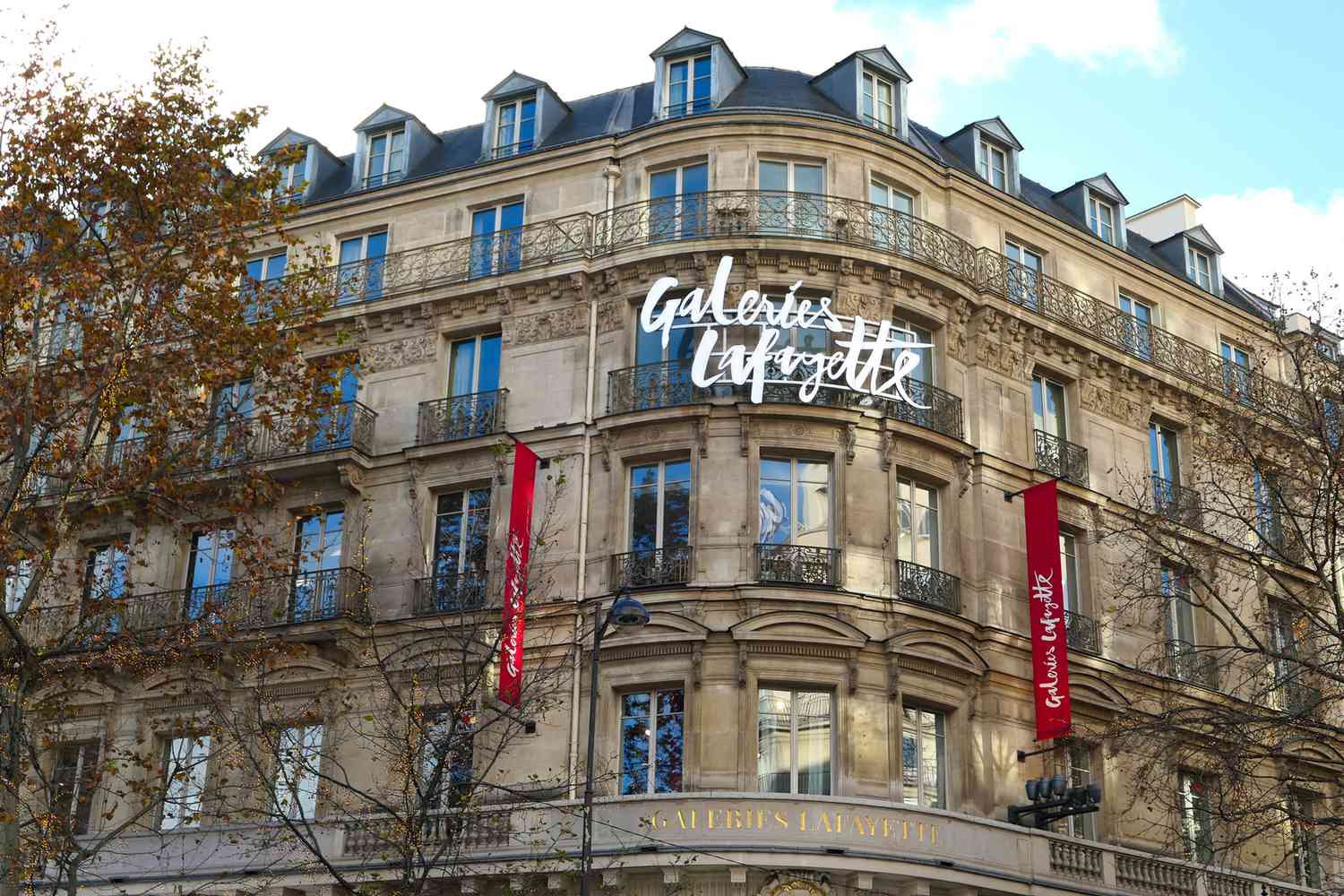 Façade extérieure du célèbre magasin de mode et de luxe, enseigne Galeries Lafayette.  Situé sur le boulevard Haussmann.