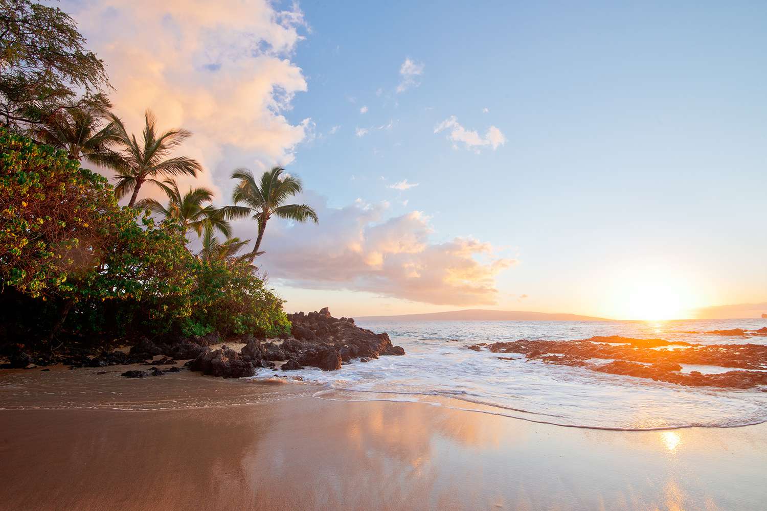 Coucher de soleil sur la plage à Hawaï