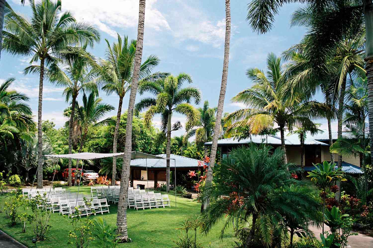 Un mariage organisé devant un manoir à Hawaï
