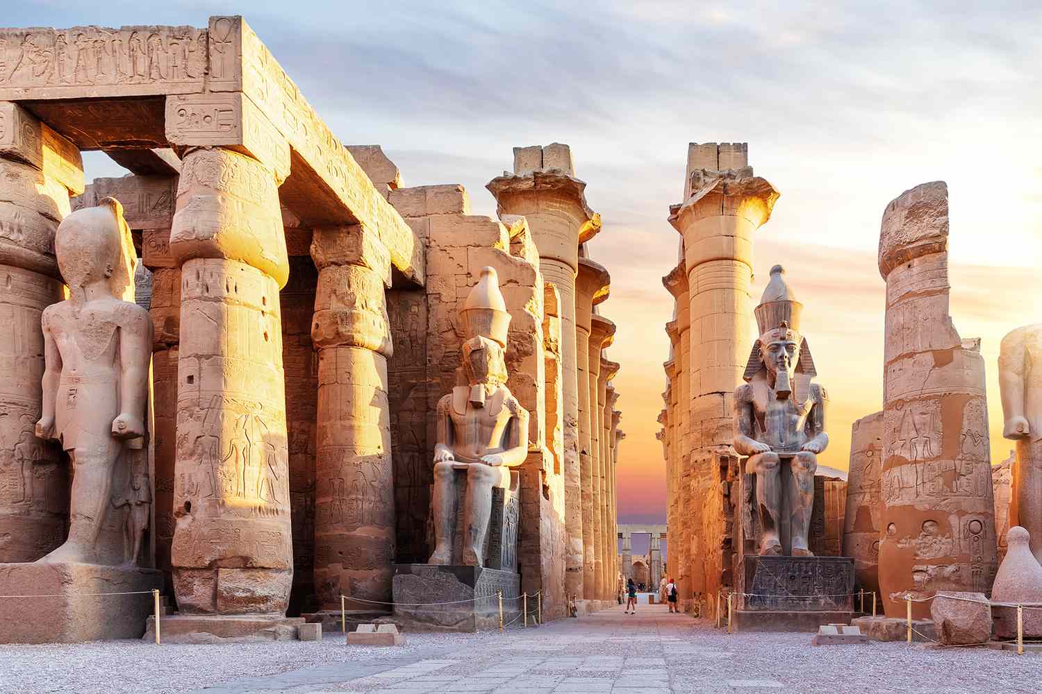 Temple de Louxor, célèbre point de repère de l'Égypte, première vue sur le pylône