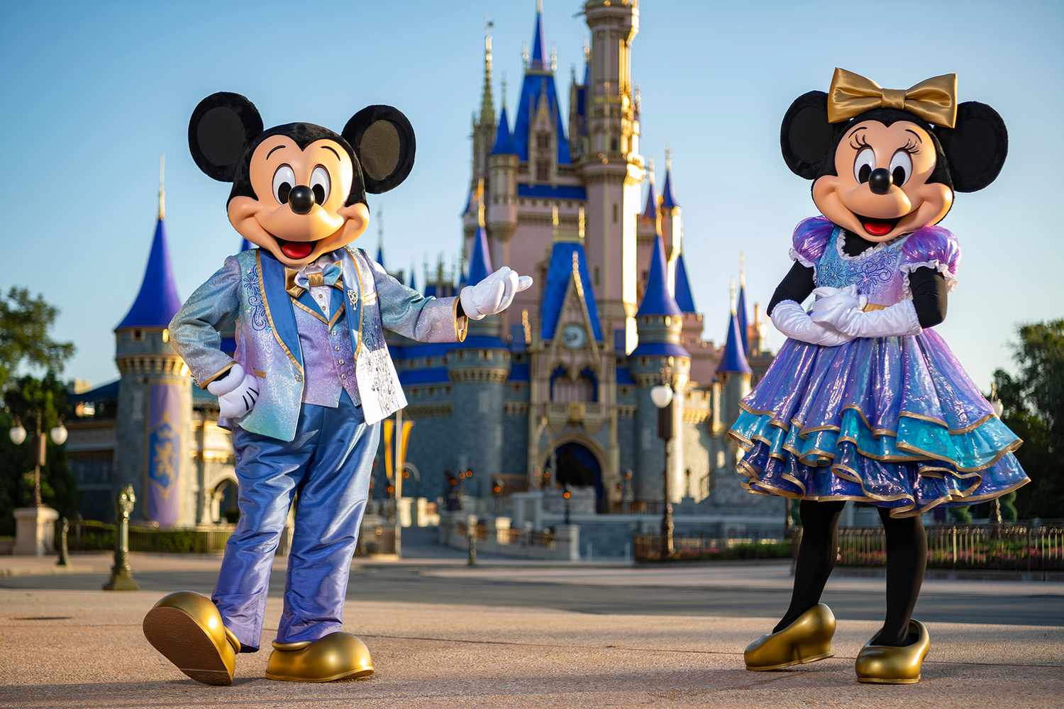 Mickey Mouse et Minnie Mouse devant le château de Cendrillon au Walt Disney World Resort