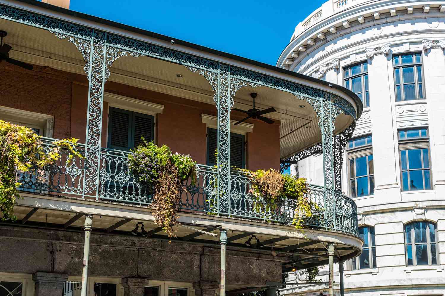 Balcon typique pittoresque dans un bâtiment historique du quartier français de la Nouvelle-Orléans