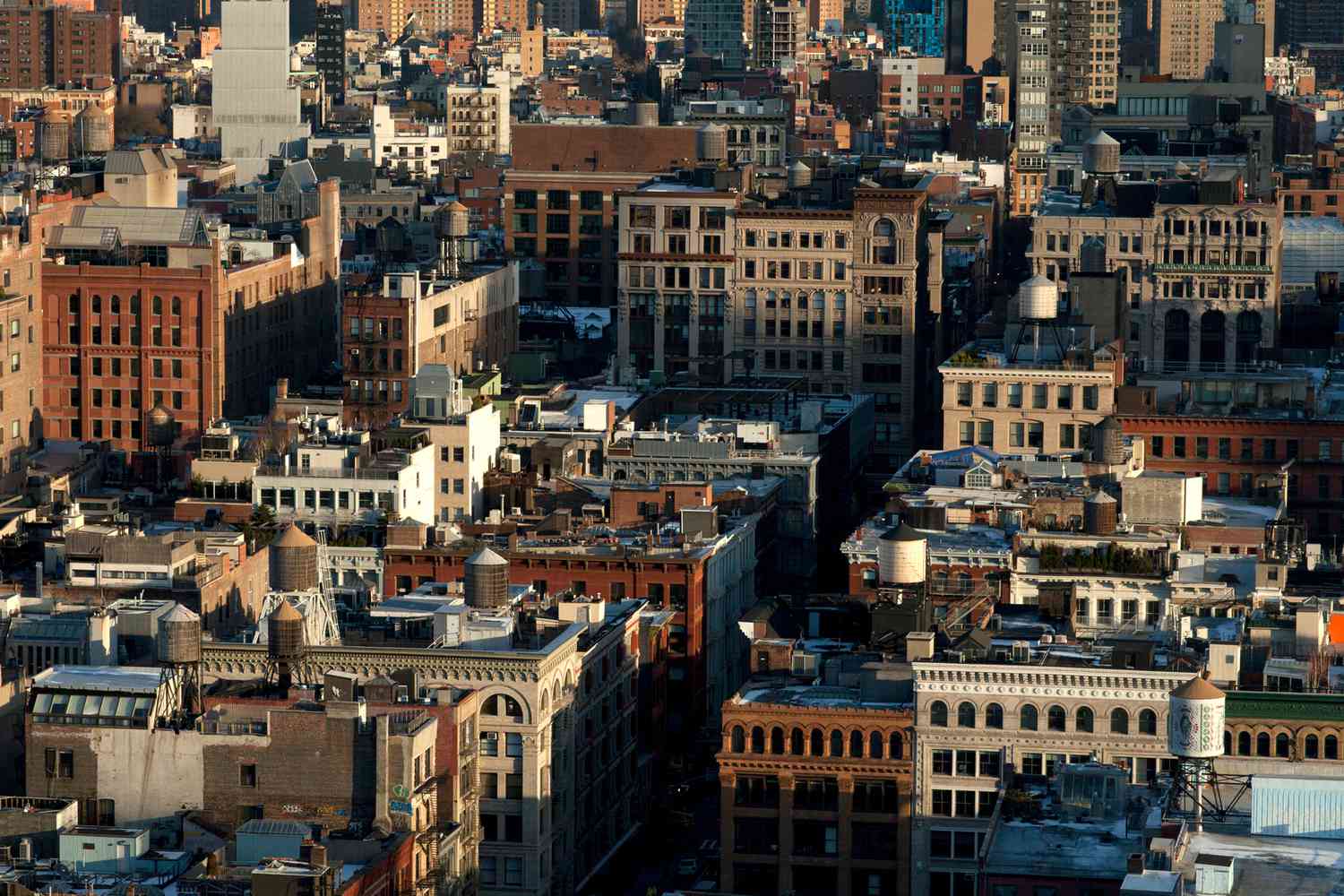 Vue grand angle des bâtiments architecturaux en fonte dans le quartier Soho du centre-ville de Manhattan, New York City