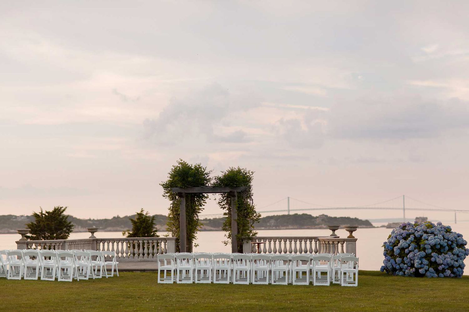 Site de cérémonie de mariage surplombant l'océan et le pont de Newport
