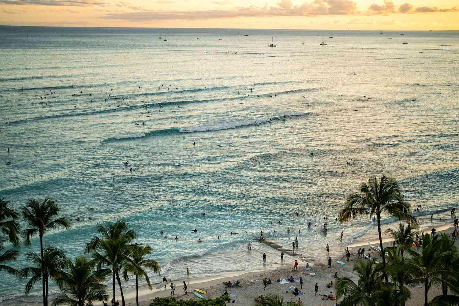 Coucher de soleil sur la plage de Waikiki sur l'île hawaïenne d'Oahu