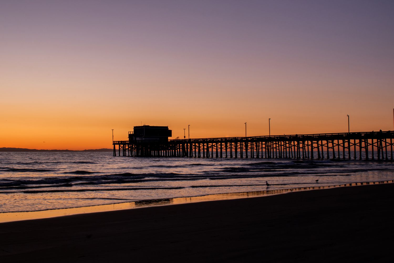 Coucher du soleil d'hiver à Newport Beach près de la jetée dans le comté d'Orange, Californie