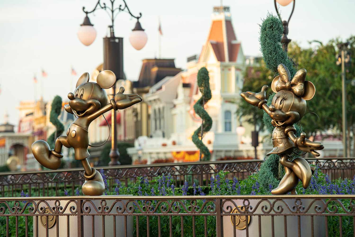 Sculptures de personnages dorés Mickey Mouse et Minnie Mouse 