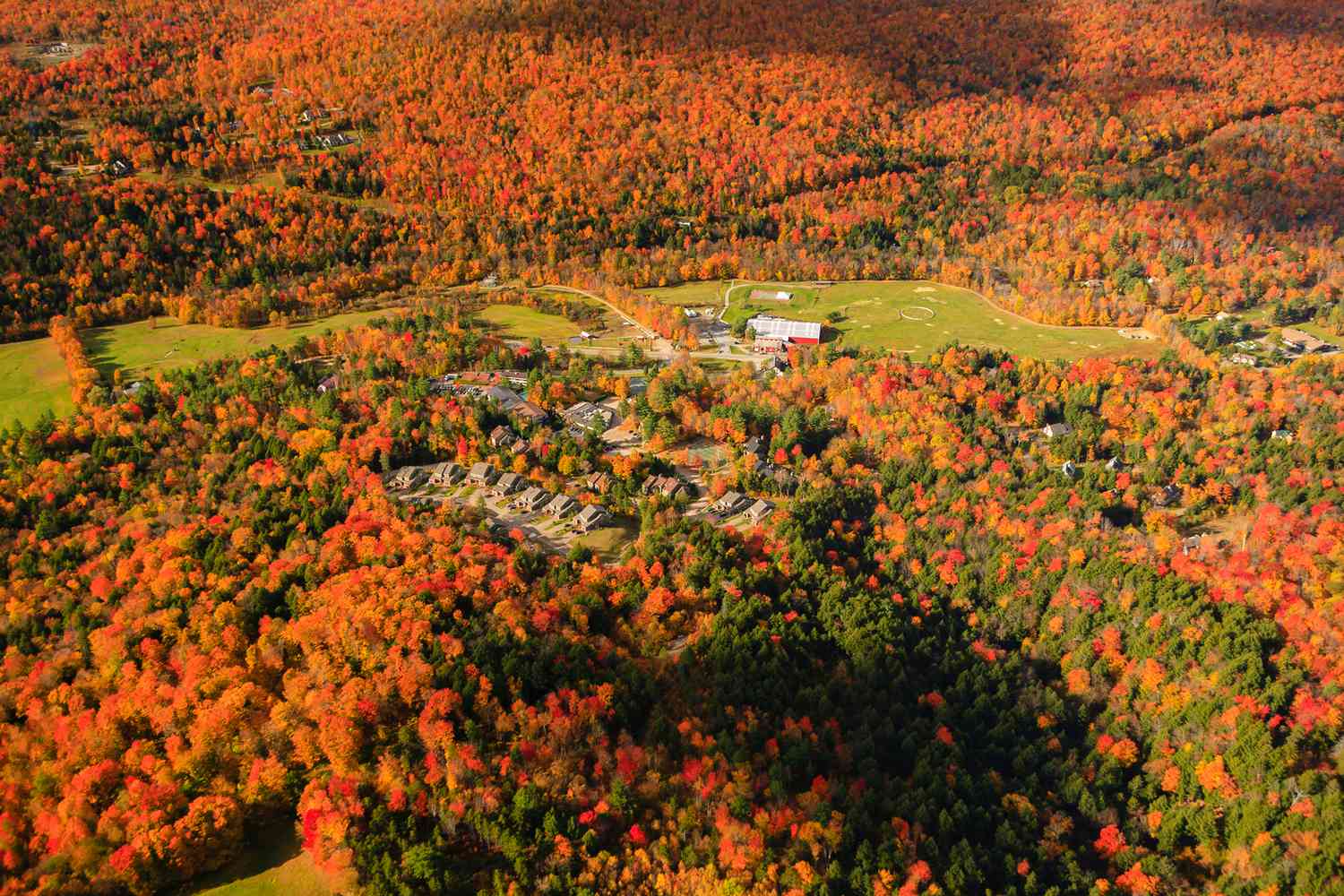 Vue aérienne de Topnotch Field au cours de l'automne, Stowe, Vermont