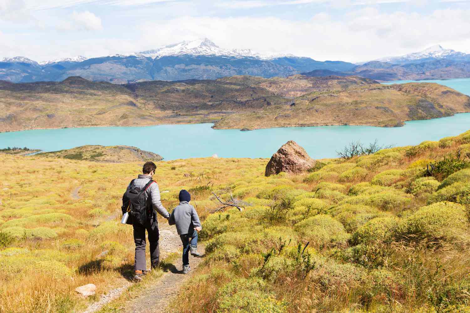 père et son fils ayant une randonnée aventure au parc national torres del paine, patagonie, chili