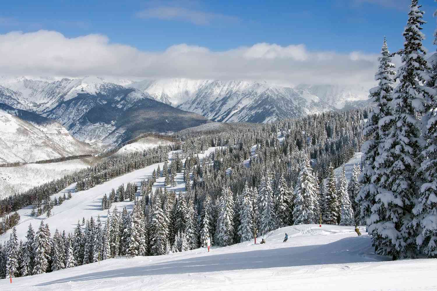 Snowboarders à Vail, Colorado, en hiver