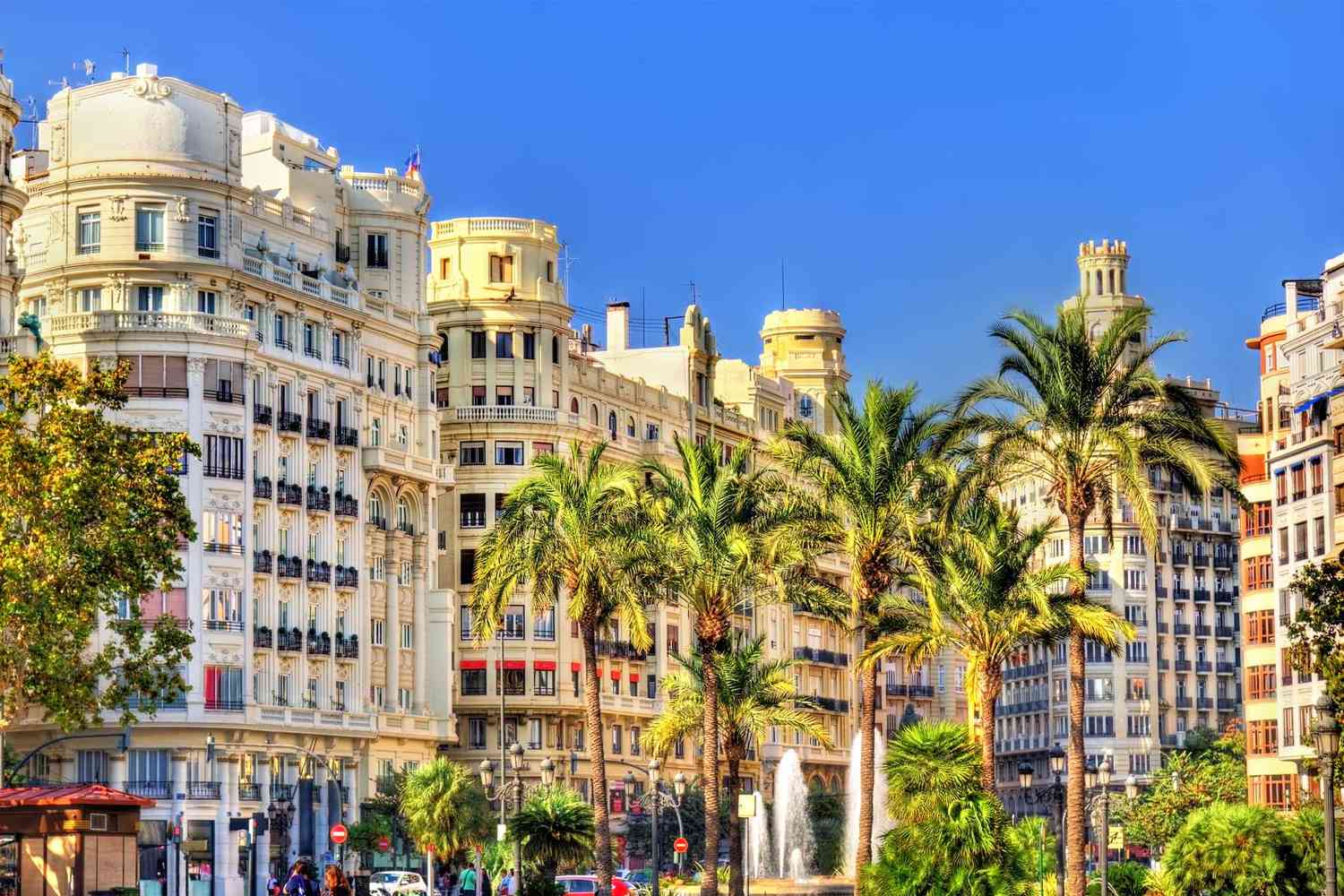 La Plaza del Ayuntamiento de Valence, en Espagne, est bordée de palmiers