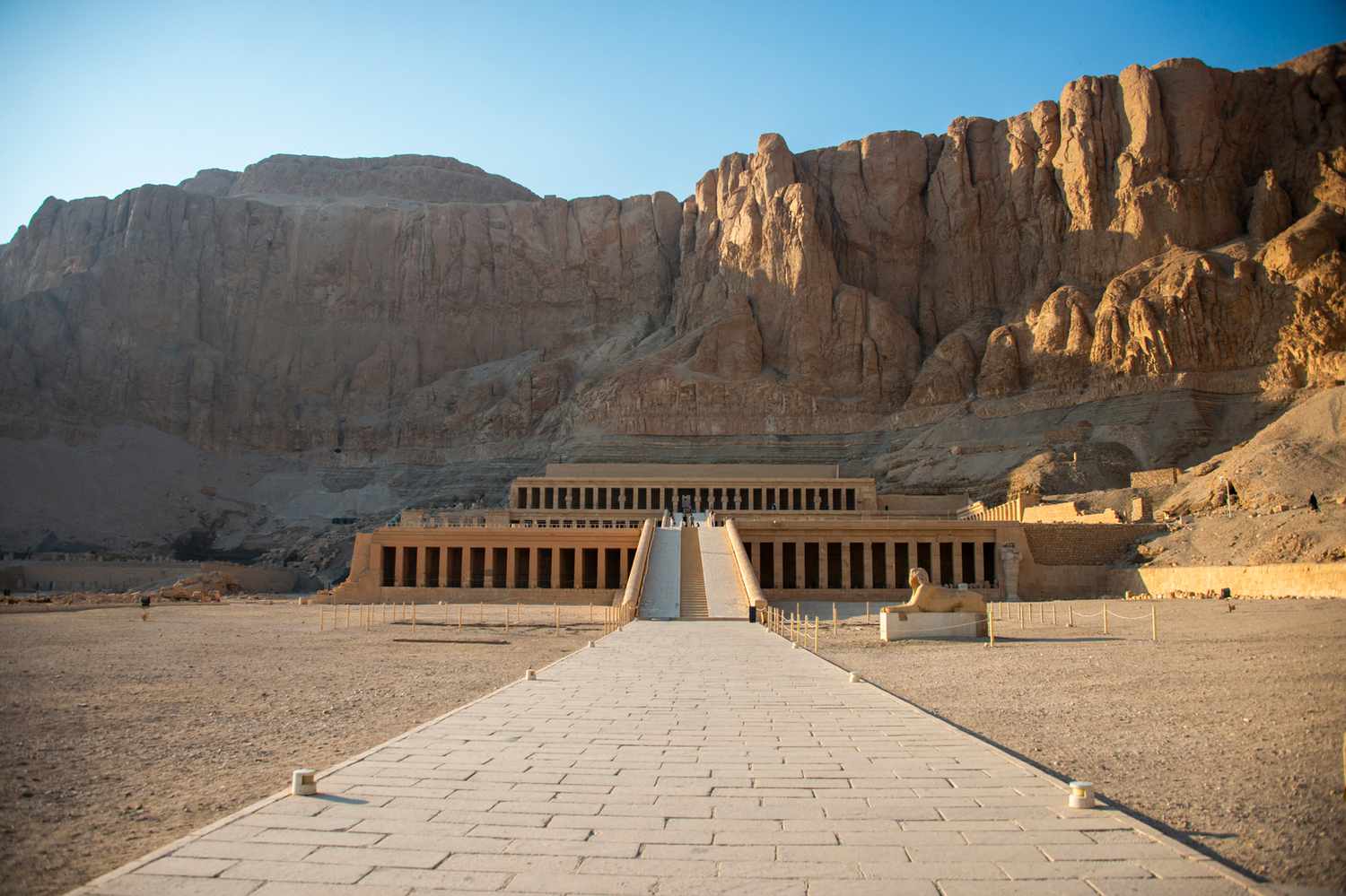 Le temple de la reine Hatchepsout est l'un des monuments égyptiens antiques les plus spectaculaires de Louxor