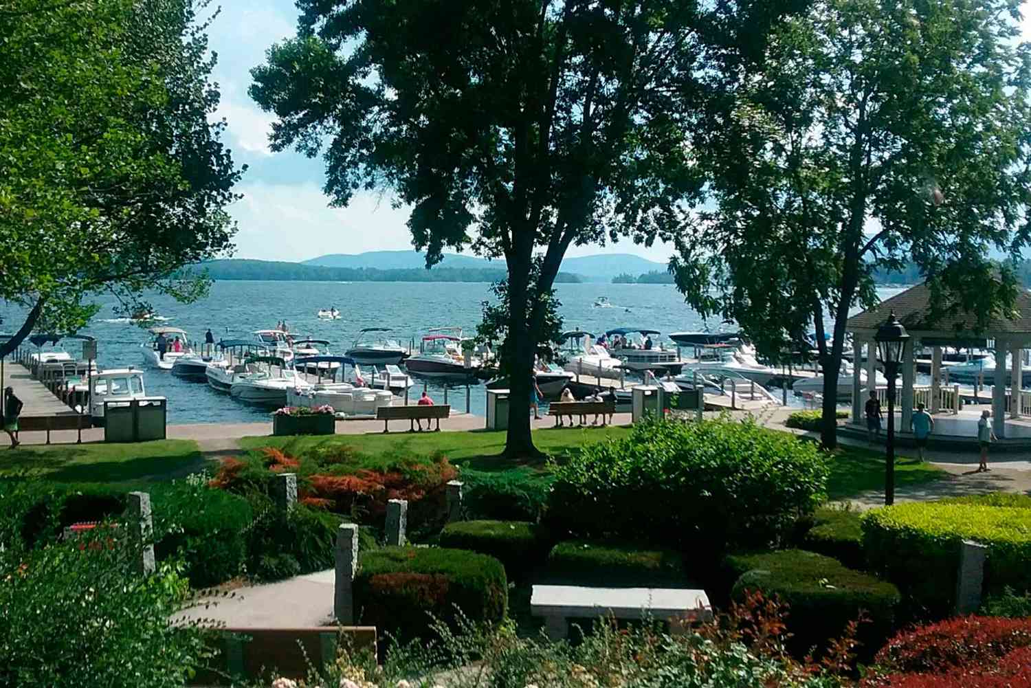 \Wolfeboro, parc du New Hampshire près du port avec des bateaux et des arbres