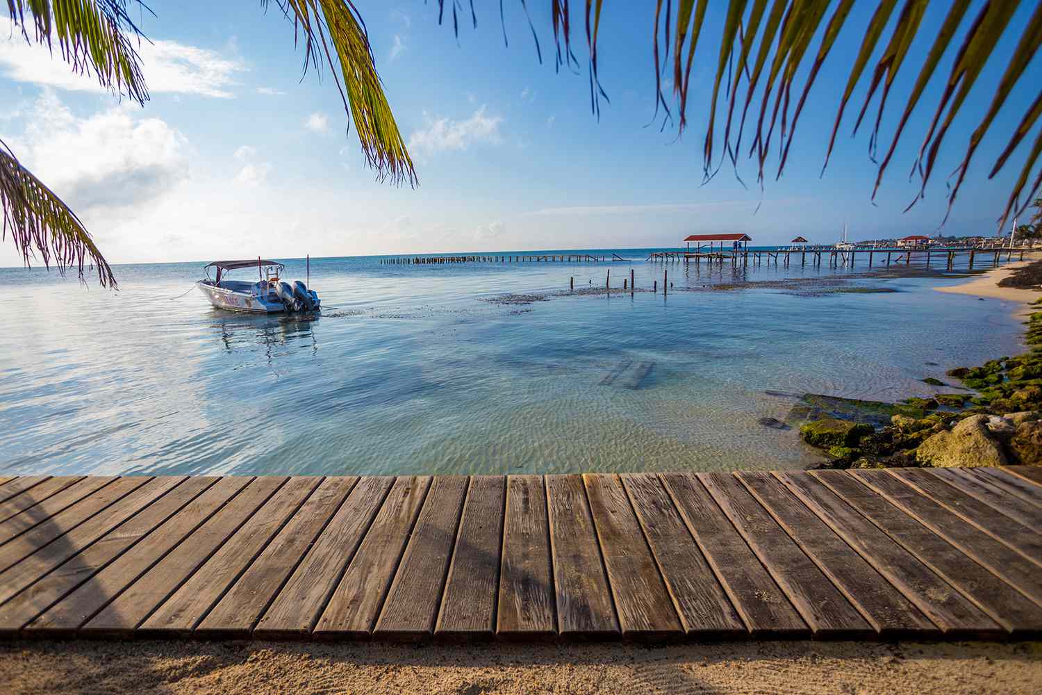 Scène pittoresque en bord de mer aux eaux transparentes à San Pedro, Belize