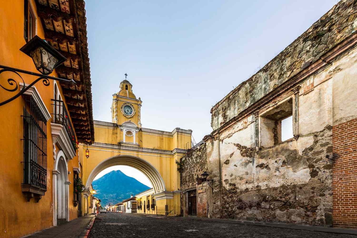 L'Arche jaune d'Antigua, à Antigua Guatemala, élue l'une des meilleures villes du monde