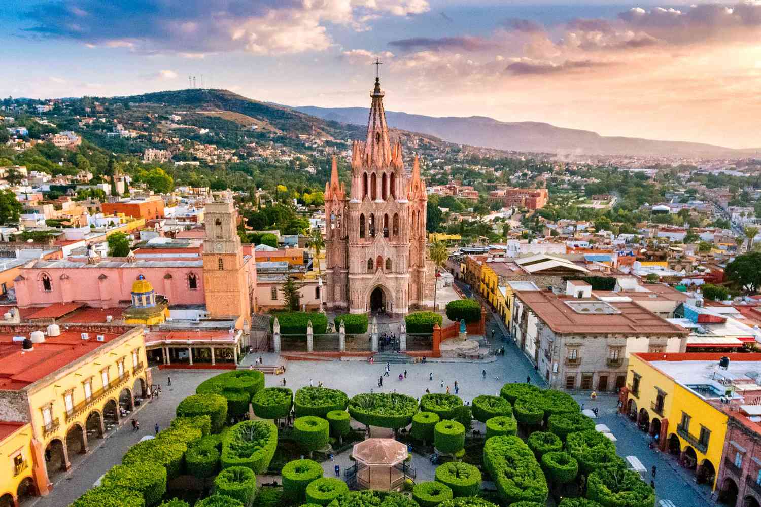 Vue aérienne des jardins et de l'église de San Miguel de Allende, au Mexique, élue meilleure ville du monde