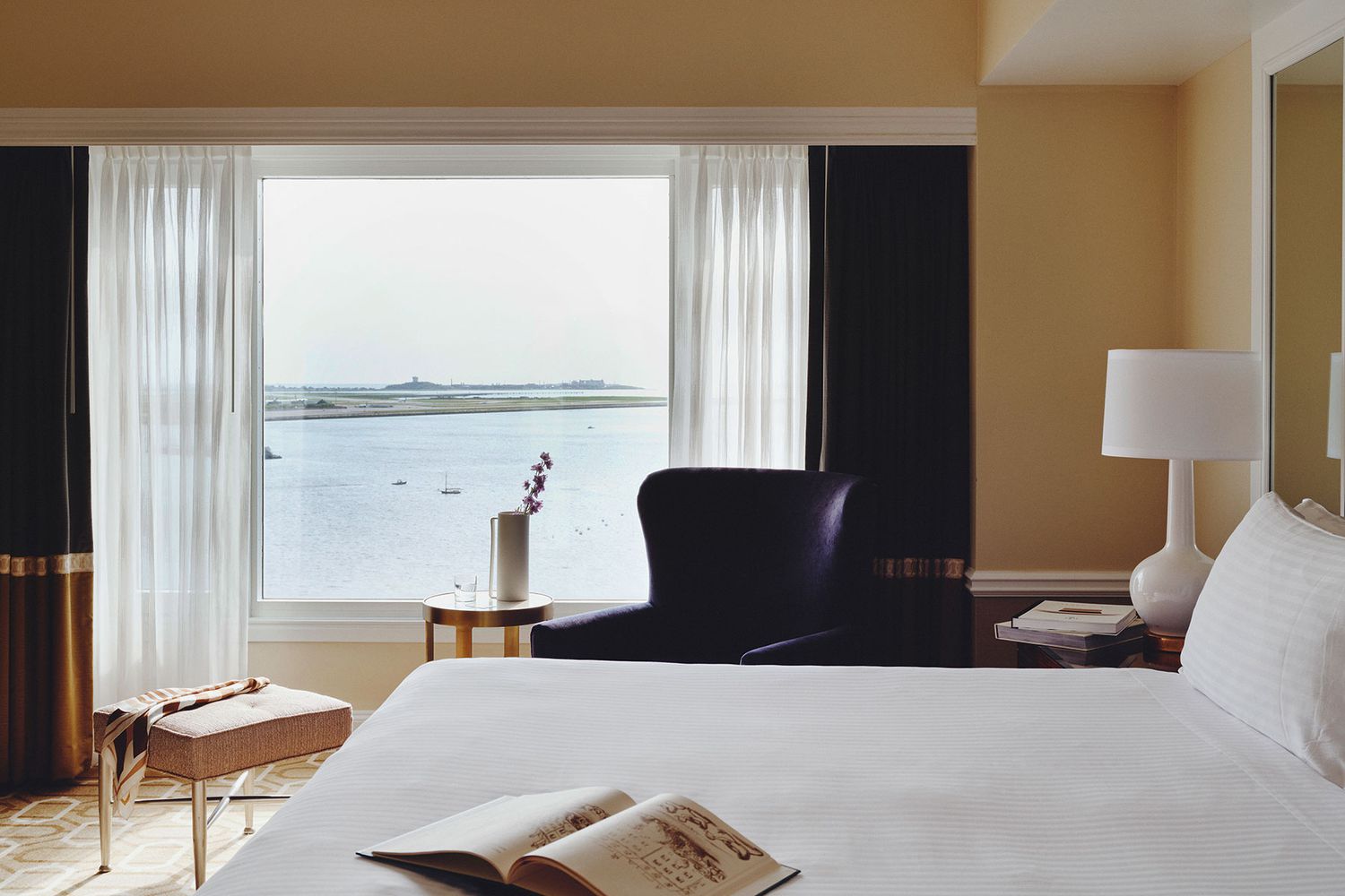 Une chambre avec vue sur le port au Boston Harbor Hotel at Rowes Wharf