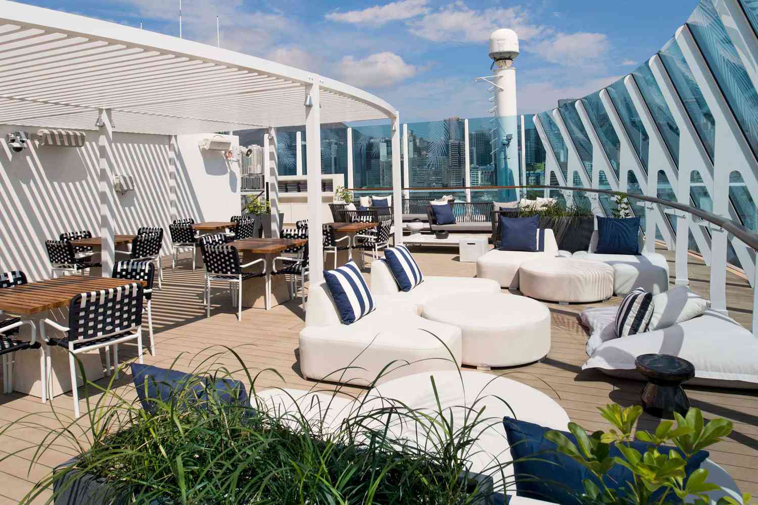 La terrasse ensoleillée The Retreat à bord du navire de croisière Celebrity Millennium